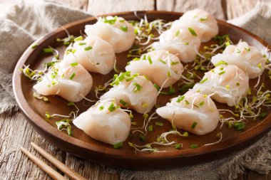 Geleneksel Çince dim sum dolum karides ile lahanası yakın masada bir plaka üzerinde çekim ile devam eder. Horizonta