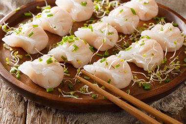 Lezzetli köfte dim sum ile servis karides ile yakın masada bir plaka üzerinde çekim filizlenir. Horizonta