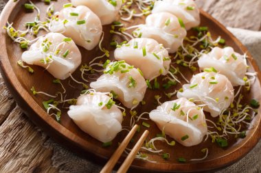 Karides Dolma köfte dim sum lahanası yakın masada bir plaka üzerinde çekim ile devam eder. Horizonta