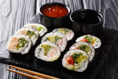 Yakın çekim geleneksel Japon masada kayrak bir gemide hizmet kümesi alır. Horizonta