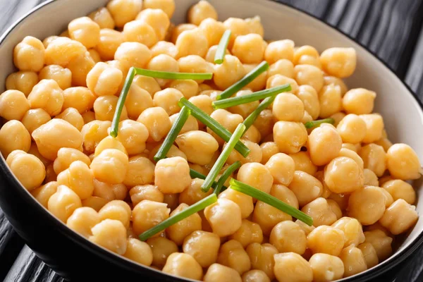 Alimento Saludable Garbanzos Orgánicos Con Cebollas Verdes Cerca Tazón Sobre —  Fotos de Stock