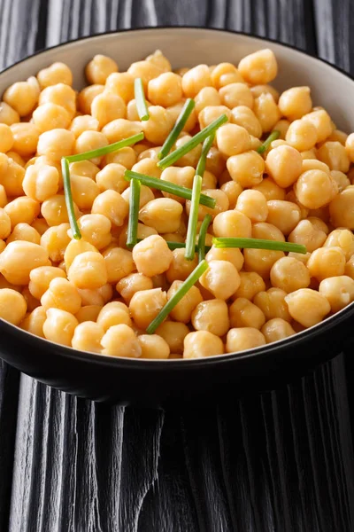 Fresh Boiled Organic Chickpeas Green Onions Close Bowl Table Vertica — Stock Photo, Image