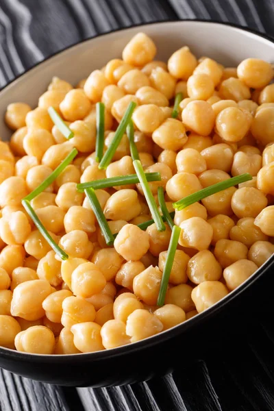 Garbanzos Hervidos Con Cebolla Verde Cerca Tazón Sobre Mesa Vertica —  Fotos de Stock