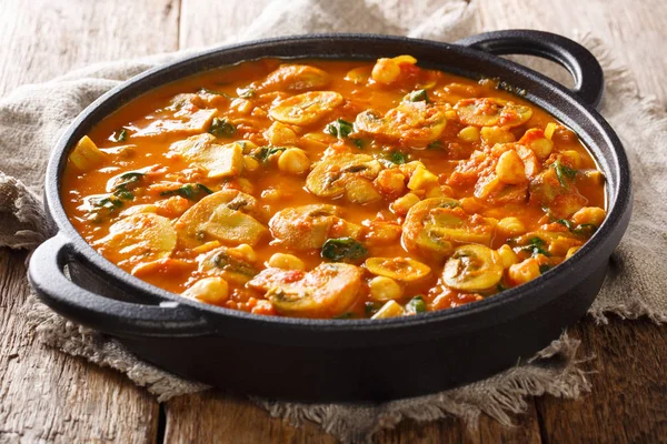 Hausgemachtes Pilzcurry Mit Spinat Tomaten Und Kichererbsen Aus Nächster Nähe — Stockfoto