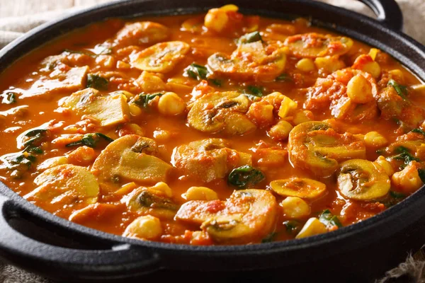 Hot Asian Mushroom Curry Spinach Chickpeas Close Frying Pan Horizonta — Stock Photo, Image