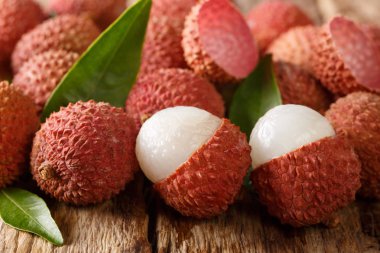 Çin, lichee, lychee veya lichi, Çin chinensis kopya alanı ile eski rustik ahşap arka plan üzerinde. Horizonta