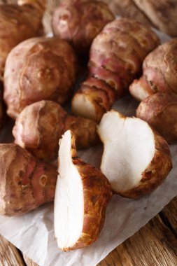 Masanın üzerine taze elması kök yakın çekim. Vertica