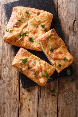 Lezzetli Khachapuri Suluguni peynir, yumurta yakın çekim tablo ile doldurulmuş. Abov gelen dikey üstten görünüm