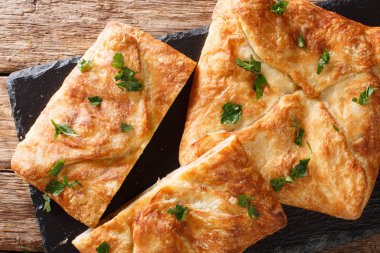 Khachapuri ekmek peynir dolu bir geleneksel Gürcü yemektir. Dolgu peynir sulguni, yumurta ve diğer malzemeyi yatay üst görünümden abov içerir
