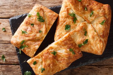 Gürcü geleneksel Khachapuri Suluguni peynir, yumurta yakın çekim tablo ile doldurulmuş. abov üzerinden yatay üstten görünüm