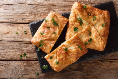 Lezzetli Khachapuri Suluguni peynir, yumurta yakın çekim tablo ile doldurulmuş. abov üzerinden yatay üstten görünüm