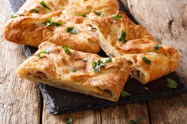 Ev yapımı Gürcü Khachapuri Suluguni peynir, yumurta yakın çekim tablo ile doldurulmuş. Horizonta