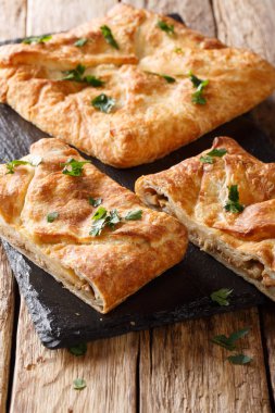 Gürcü Khachapuri Suluguni peynir, yumurta yakın çekim masada ekmek. Vertica