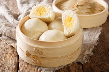 Kantonca muhallebi buns closeup masada bambu sepet içinde biraz uzun tuttum. Horizonta