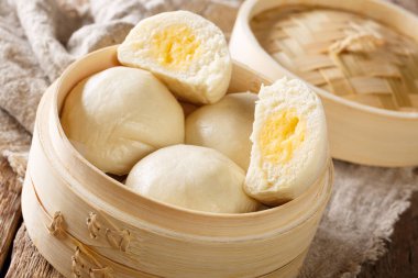 Bambu ahşap konteyner tablo doldurma muhallebi krem malzeme ile Çin topuz atmak. Horizonta