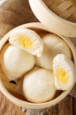 Çince Geleneksel muhallebi buns closeup bambu vapur tablo içinde buhar. Abov gelen dikey üstten görünüm