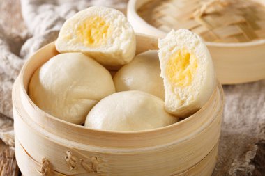 Çince Geleneksel muhallebi buns closeup bambu vapur tablo içinde buhar. Horizonta
