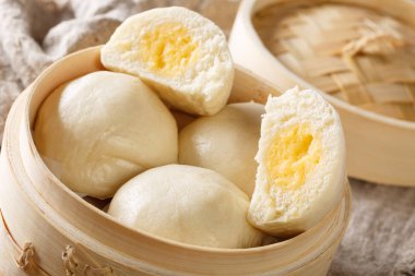 Çin muhallebi buns closeup bambu vapur tablo içinde. Horizonta