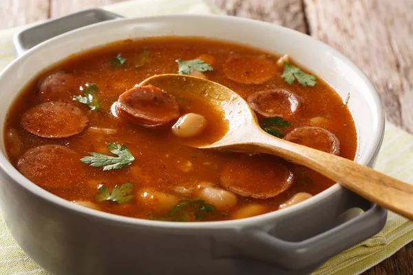 Delicioso Plato Polaco Frijoles Bretones Con Salchicha Cerca Una Cacerola — Foto de Stock