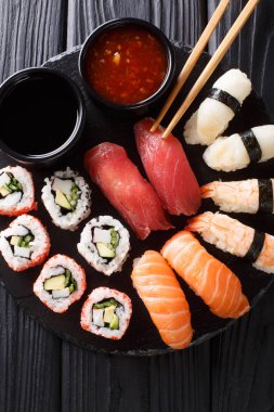 Taze maki, uramaki ve nigiri suşi, siyah saç yakın çekim hizmet kümesi. Abov gelen dikey üstten görünüm