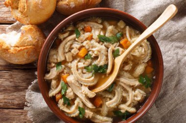 Lehçe ev yapımı yemek Güveç sebze yakın çekim masanın üzerinde bir kase ile flaczki. abov üzerinden yatay üstten görünüm