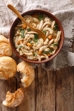 Lehçe flaki sebze yakın çekim masanın üzerinde bir kase ile güveç. Abov gelen dikey üstten görünüm