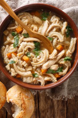 Flaki veya flaczki geleneksel Lehçe et güveç yakın bir kase ekmek ile servis bir tablo var. Abov gelen dikey üstten görünüm