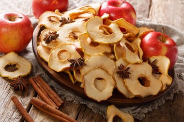 Organik cips masaya bir tabak taze elma yakın çekim üzerinden. Horizonta