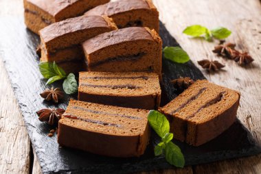 Masada kayrak bir gemide Lehçe kek piernik erik reçeli yakın çekim ile dilimlenmiş. Horizonta