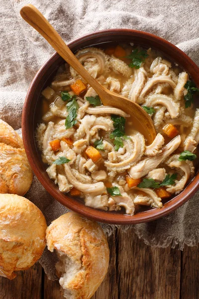 Lehçe ev yapımı yemek Güveç sebze yakın çekim masanın üzerinde bir kase ile flaczki. Abov gelen dikey üstten görünüm