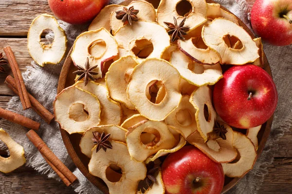 Krokante Appel Chips Gemaakt Van Vers Fruit Close Een Bord — Stockfoto