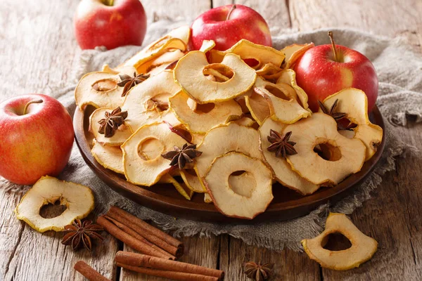 Healthy Crispy Chips Fresh Apples Close Plate Table Horizonta — Stock Photo, Image