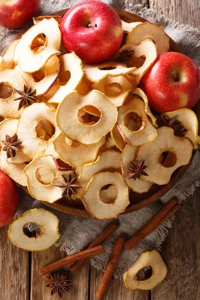 Crispy Apple Chips Made Fresh Fruit Close Plate Table Vertical — Stock Photo, Image