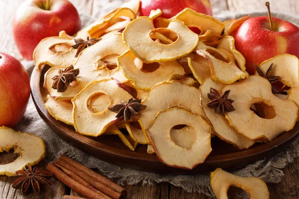Ropogós Alma Chips Készült Friss Gyümölcs Közelről Asztalon Egy Tányéron — Stock Fotó
