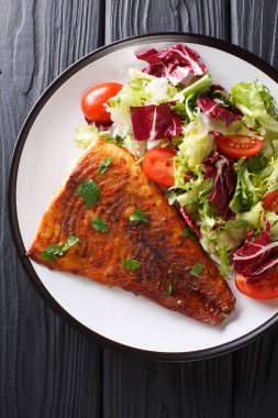 Fried pike fileto Taze sebze salatası yakın bir plaka üzerinde çekim ile devam eder. Abov gelen dikey üstten görünüm