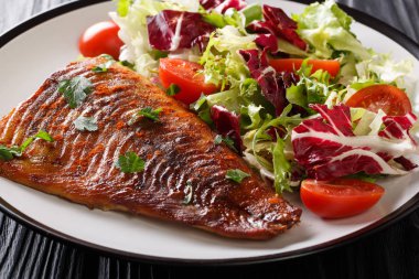 Baharatlı Fırında pike fileto ve masaya bir tabak taze sebze salatası yakın çekim. Horizonta