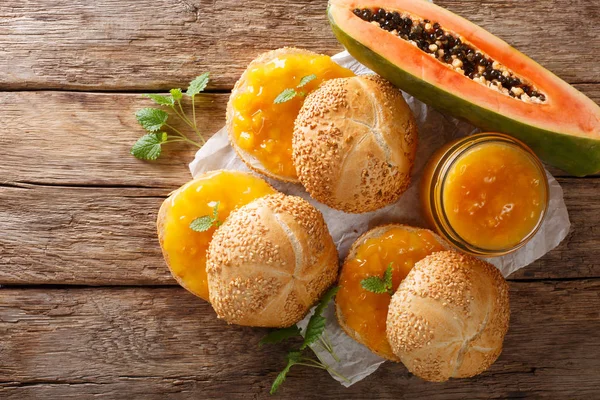 Favoriete Ontbijt Sandwiches Met Verse Papaya Jam Mint Close Tafel — Stockfoto