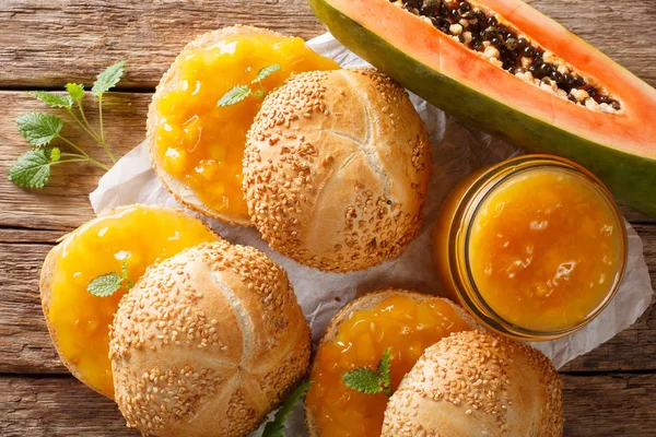 Biologisch Voedsel Broodjes Met Rijpe Papaya Jam Mint Close Tafel — Stockfoto