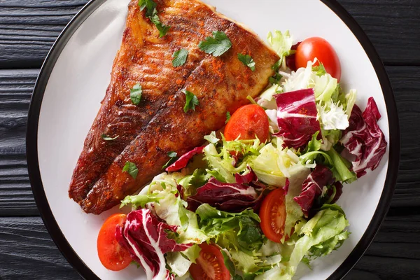 Fűszeres Sült Csuka Filé Friss Növényi Saláta Közelről Asztalon Egy — Stock Fotó