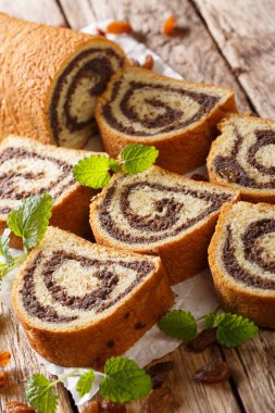 Tatlı haşhaş kek üzümlü, nane yakın çekim ahşap bir masa, rustik tarzı ile dekore edilmiştir. Vertica