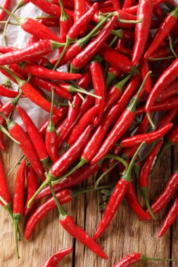 ahşap bir masa taze sıcak biber piri-piri biber yakın çekim yığını. Abov gelen dikey üstten görünüm