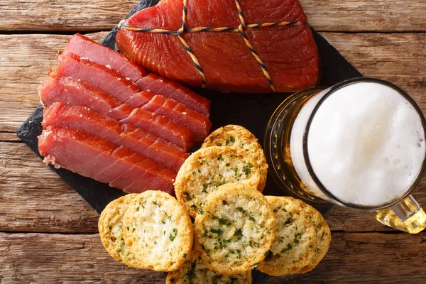 Füme bira ton balığı ve kruton masaya sarımsak ve yeşillik closeup ile snack. abov üzerinden yatay üstten görünüm