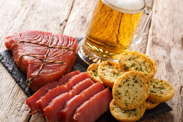Füme bira ton balığı ve kruton masaya sarımsak ve yeşillik closeup ile snack. Horizonta