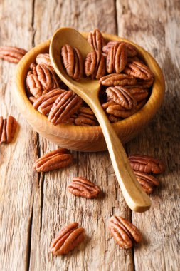 Ahşap masa portre üzerinde cevizli fındıklı top. Vertica