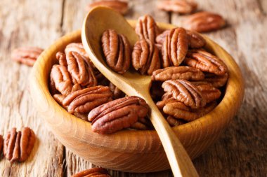 Bir kase yakın çekim tablo içinde doğal sağlıklı pekan fındık. Horizonta