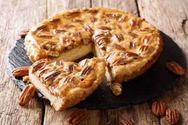 Bir parça Amerikan cevizli kek yakın bir masaya kayrak bir gemide. Yatay