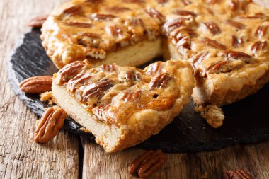 Geleneksel Amerikan Cevizli pasta yakın çekim masanın üzerine dilimlenmiş. Horizonta