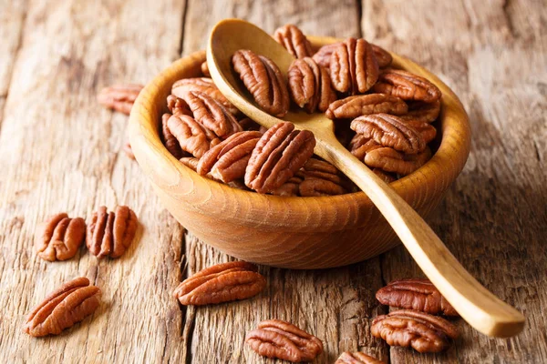 Pekan somun bir rustik ahşap masa ve kase portre. Yatay Rusti'yi