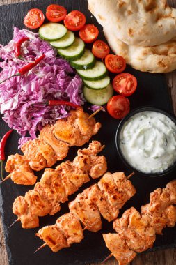 Lübnan şiş Taouk (Tawook) ile taze sebze, yoğurt sos ve Pide yakın çekim masanın üzerinde. Abov gelen dikey üstten görünüm