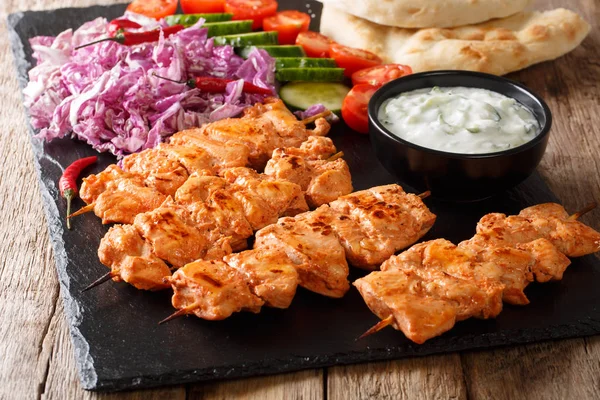 Kebab Pollo Mediterráneo Con Verduras Salsa Yogur Primer Plano Pan —  Fotos de Stock